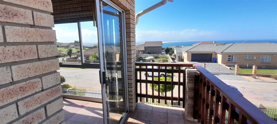 5 Bedroom Property for Sale in Wavecrest Eastern Cape